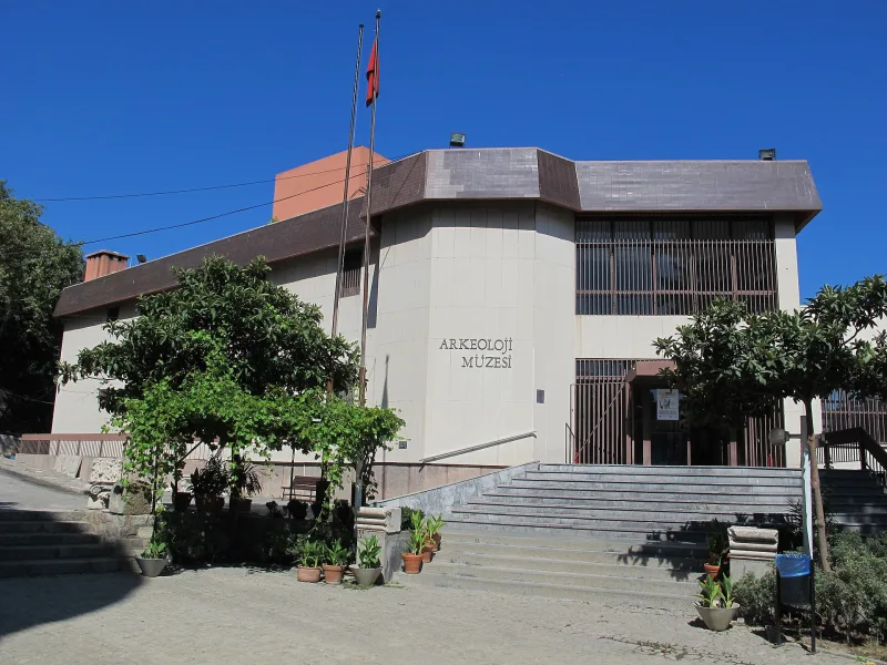 İzmir Arkeoloji Müzesi — археологический музей Измира