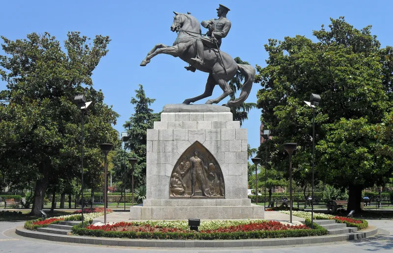 Onur Anıtı (Statue of Honor) — конный Ататюрк в Samsun