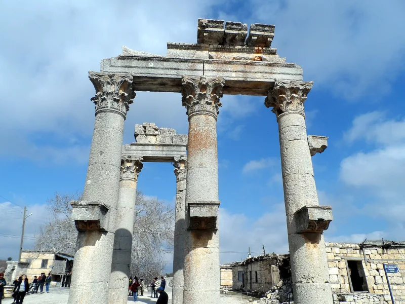 Uzuncaburç (Diokaisareia) — храм Зевса Олба в Mersin