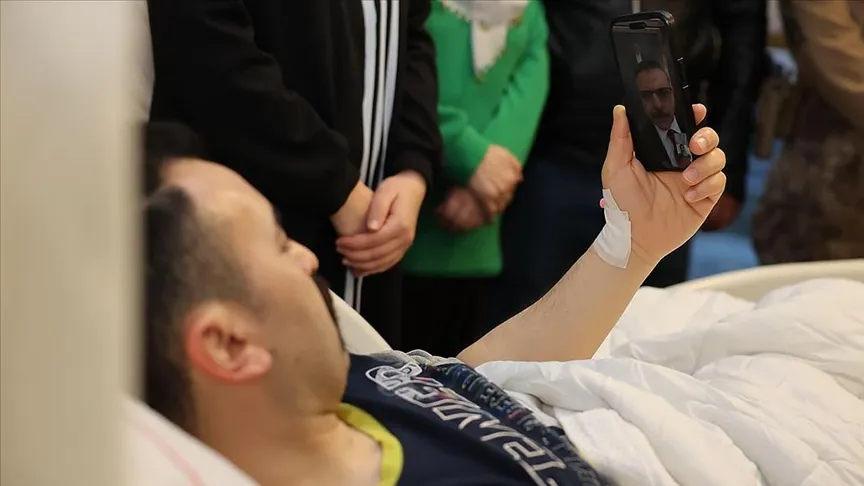 Innenminister Çiftçi telefoniert mit dem bei dem Einsatz in Kayseri verwundeten Polizeibeamten