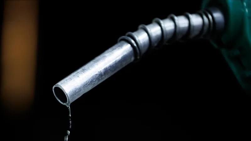 Сообщается, что на некоторых автозаправочных станциях в Англии наблюдаются «временные ограничения поставок»