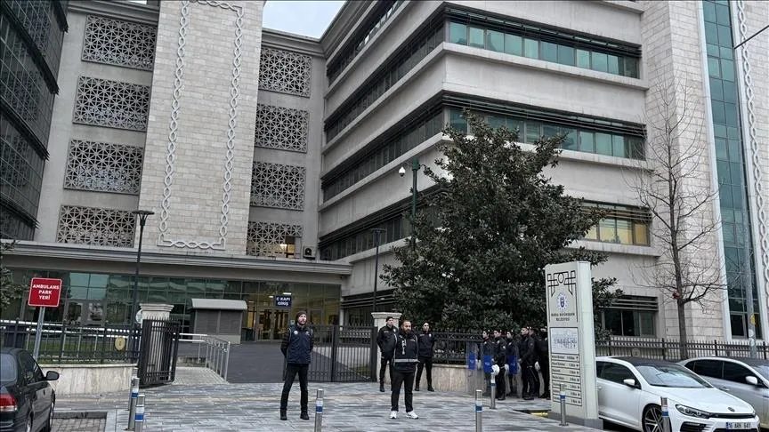 Мэр города Бурса Мустафа Бозбей и 56 подозреваемых были доставлены в суд