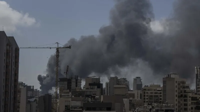 Israel anunció que había completado el cerco en Bint Jbeil, en el sur del Líbano, y había iniciado la ocupación